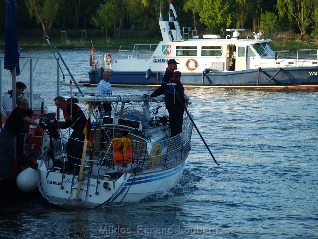 Motor Segelboot mit Motorschaden trieb gegen Alte Liebe bei Koeln Rodenkirchen P139.JPG